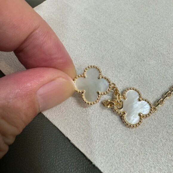 Authentic Van Cleef & Arpels 18K gold white mother-of-pearl bracelet - Picture 4 of 9